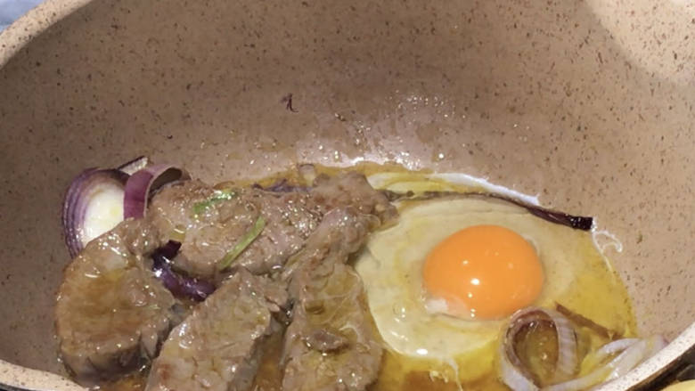 在家轻松做牛排,打入<a style='color:red;display:inline-block;' href='/shicai/ 9'>鸡蛋</a>,煎至自己喜欢的熟度