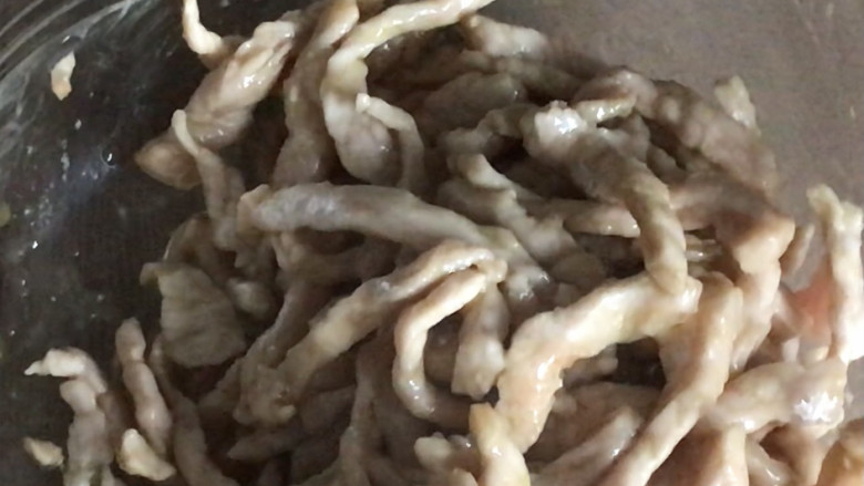 千张肉丝,炒至断生,捞出备用