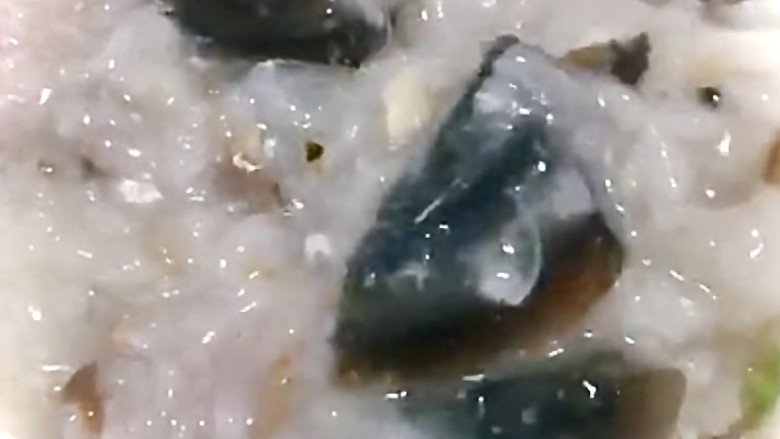 瑶柱蚝豉皮蛋瘦肉粥,搅拌均匀让牛乳融化,一碗非常香浓美味的皮蛋瘦肉粥可以开吃啦!