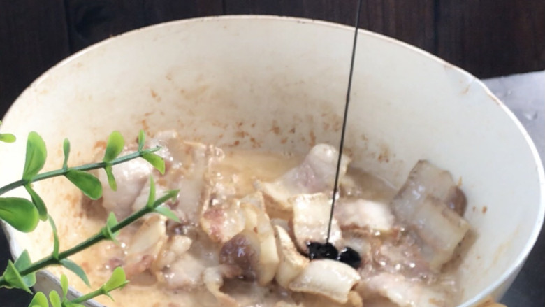 海带炒肉片,淋入<a style='color:red;display:inline-block;' href='/shicai/ 762'>老抽</a>,炒匀上色