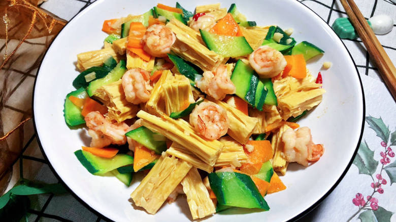 腐竹炒虾仁,成品,腐竹柔软,虾仁弹牙,黄瓜脆嫩,咸鲜味美,营养丰富,喜欢的小可爱一起来试试吧😄