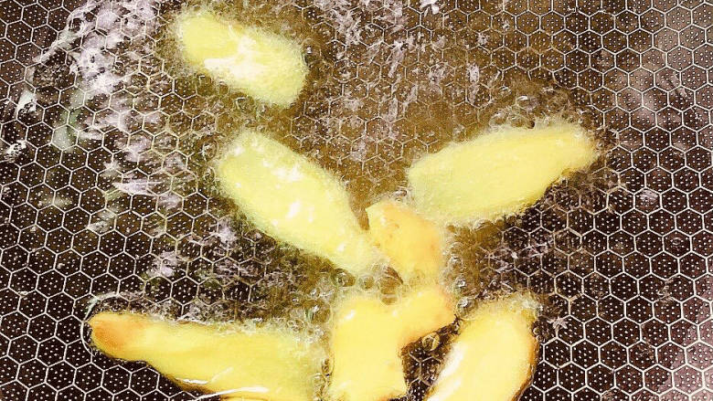 牛腩焖土豆,放入姜片炒香