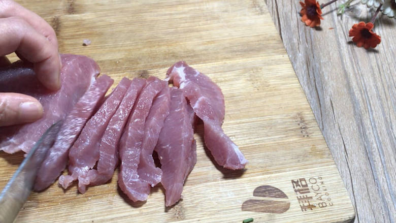烤里脊肉,里脊肉洗净后切成条状,装入容器中备用