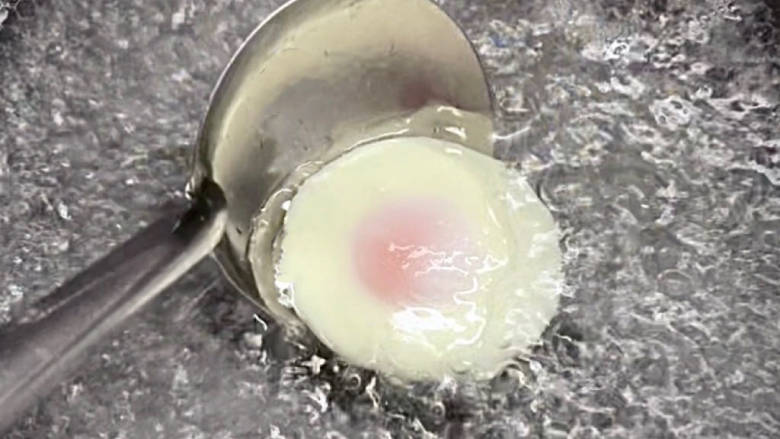 糖心蛋,轻轻把鸡蛋全放到水里,30-60秒表面凝固就行了,捞出来。