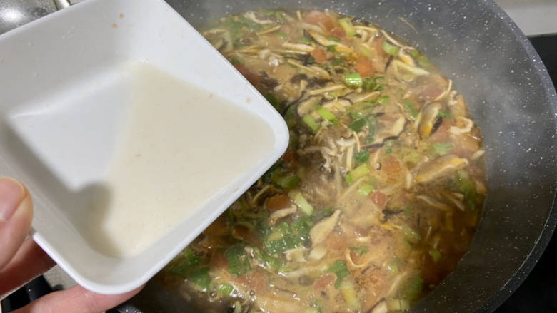 驱寒汤➕酸辣暖胃驱寒汤,转中大火,淋入半汤勺水淀粉搅拌,煮到汤汁浓郁