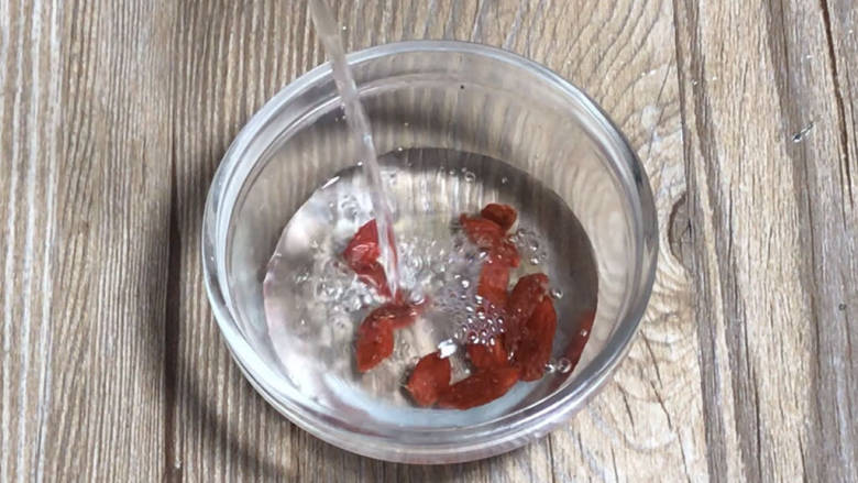 冬瓜瘦肉汤,枸杞洗净,沥水备用