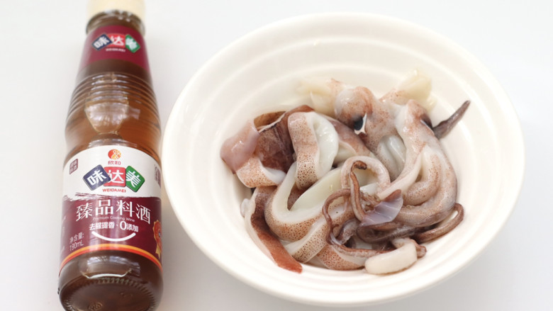 砂锅鱿鱼土豆粉,鱿鱼去除内脏洗净切条,倒入<a style='color:red;display:inline-block;' href='/shicai/ 718'>料酒</a>去腥。
