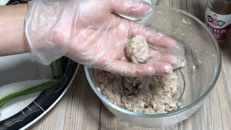书中自有黄金屋,腌制好的肉末,揪一团滚圆