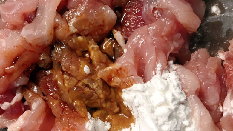 #闹元宵#洋葱炒肉片,猪肉切薄片,放入腌肉调料拌匀后腌制一会儿