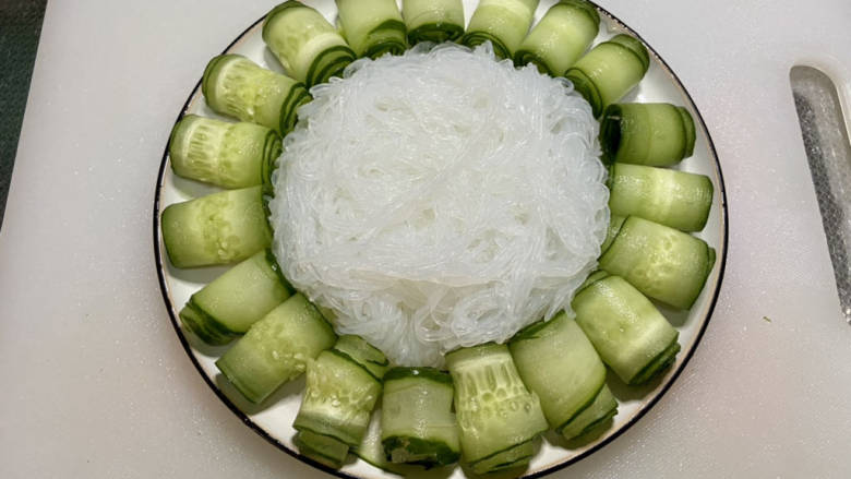 凉拌粉丝黄瓜,粉丝沥水,放入盘中