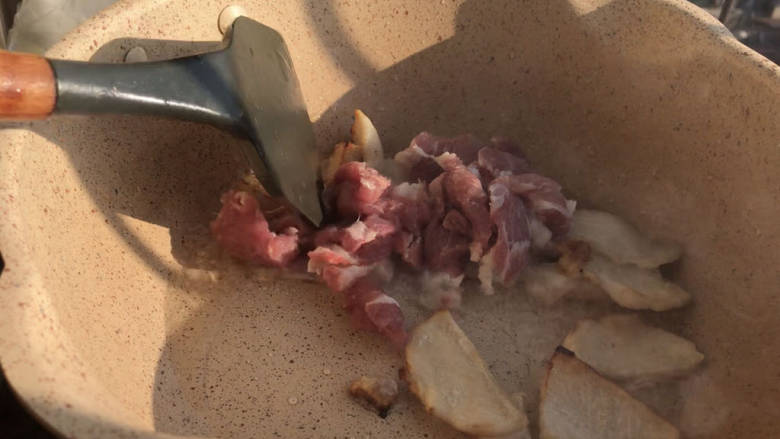 白菜炖豆渣,放入瘦肉,炒熟