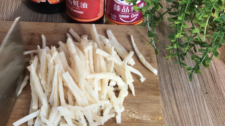 鱼香肉丝,<a style='color:red;display:inline-block;' href='/shicai/ 43'>冬笋</a>洗净后切成细丝备用