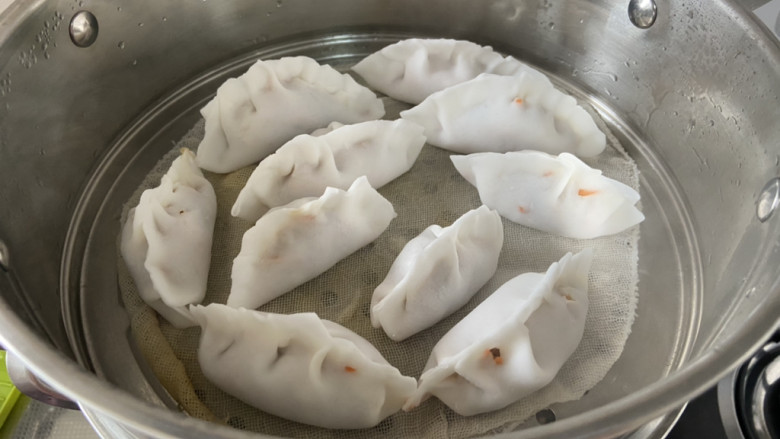 水晶饺子➕笋瓜鸡蛋水晶蒸饺,蒸锅水开,放入蒸饺