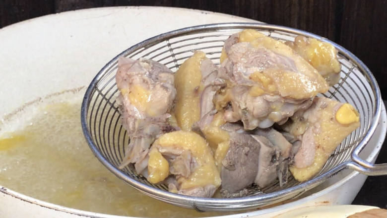 香菇烧鸭肉,捞出,沥水备用
