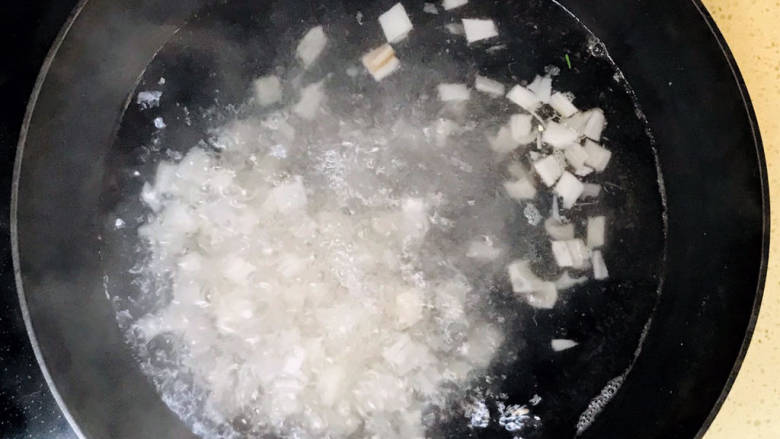 炝炒藕片,锅里加水烧开,加入藕丁,焯水三分钟,捞出来加水浸泡,以防氧化变色