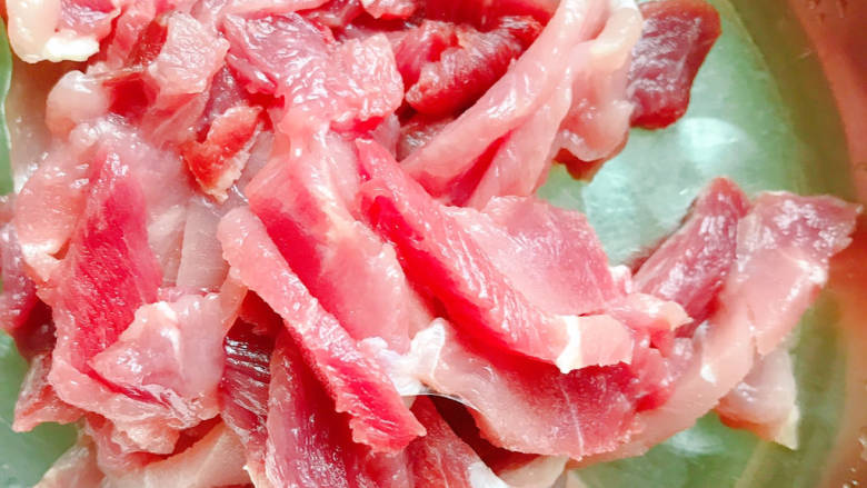 西芹炒香干,<a style='color:red;display:inline-block;' href='/shicai/ 429'>瘦肉</a>切片