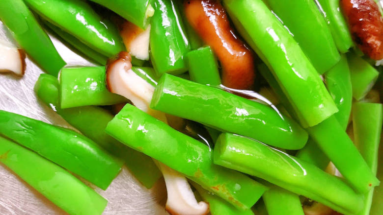 香菇炒豆角,捞出用凉水冲洗一下(保持鲜绿)