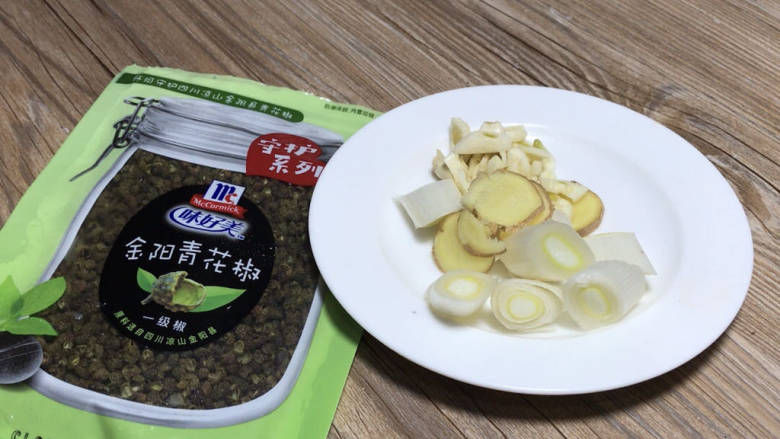 虾仁豆腐煲,黑木耳提前泡发,洗净沥水备用