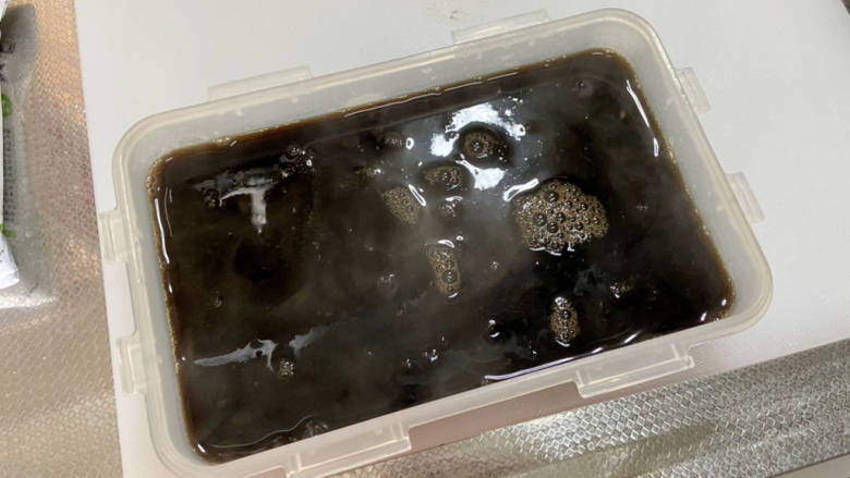 芒果芋圆烧仙草,关火倒入干净的容器,放入冰箱冷藏凝固