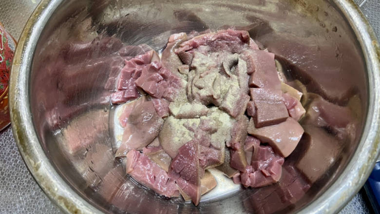 爆炒猪腰,洗干净的猪腰加入一汤匙高度白酒,少许白胡椒粉,1/3茶匙食盐抓匀