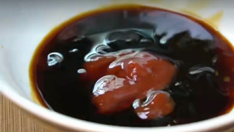 红烧翅根,<a style='color:red;display:inline-block;' href='/shicai/ 721'>蚝油</a>不着急天假,在最后要大火收汁的时候再添加。