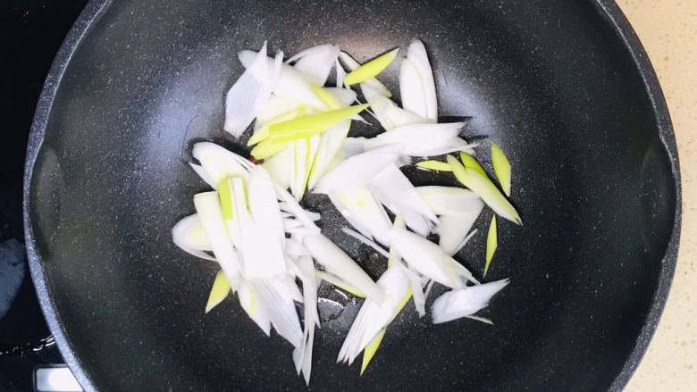 青椒爆炒牛里脊,起油锅,加入大葱煸炒爆香