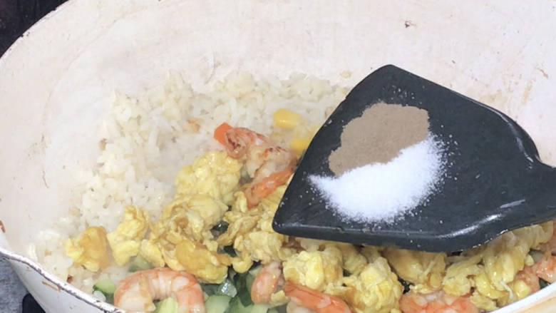 玉米虾仁蛋炒饭,5分钟后打开锅盖翻炒成颗粒,加入所有的食材和调料,翻炒均匀