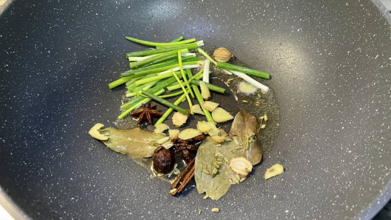 干锅鸭掌,热锅加入适量食用油,加入姜片葱段,除了干辣椒和花椒的其他香料,中小火煸香