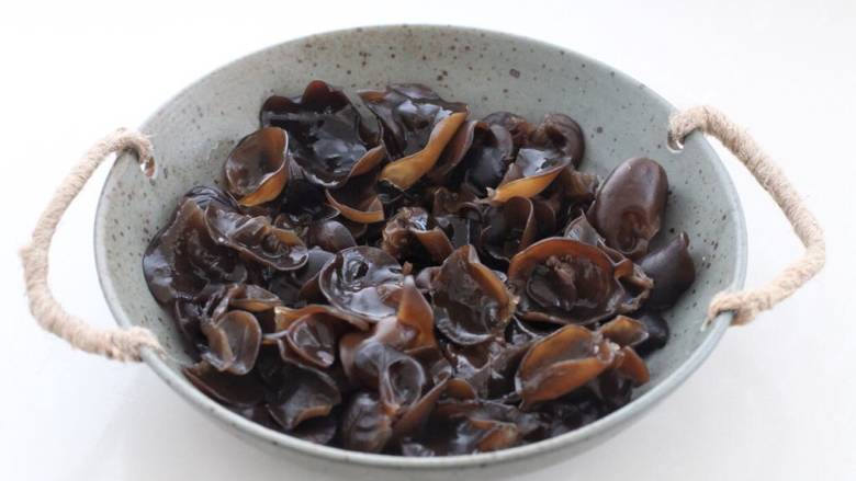 蒜蓉豆豉蒸排骨,黑木耳提前泡发,剪去根部撕成小片,洗净后铺在盘子底部。
