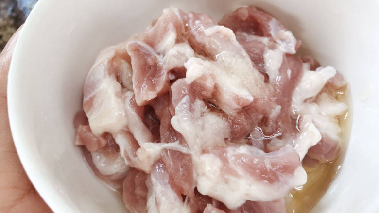 芹菜木耳炒肉丝,加入盐,油抓拌后腌制10分钟