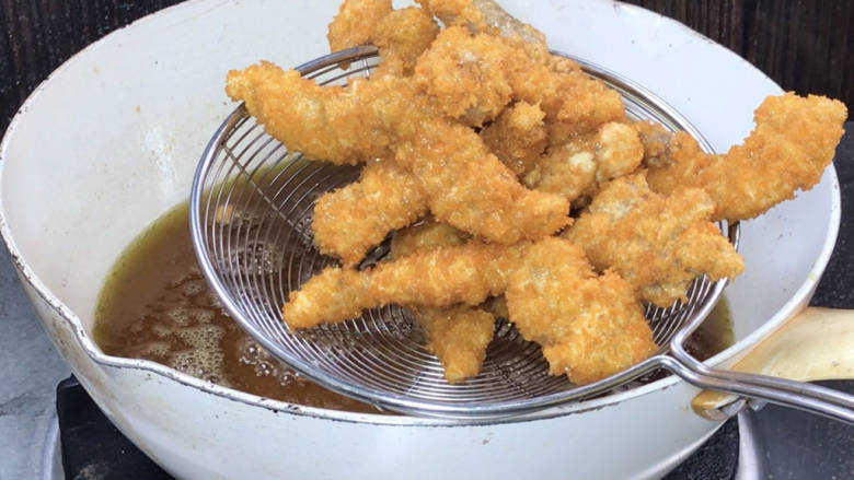 番茄里脊,捞出备用,小心点倒出热油,锅留底油