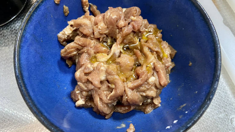 嫩南瓜炒肉丝,最后加入少许食用油,抓匀腌制10分钟