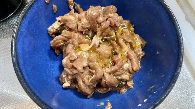 嫩南瓜炒肉丝,最后加入少许食用油，抓匀腌制10分钟