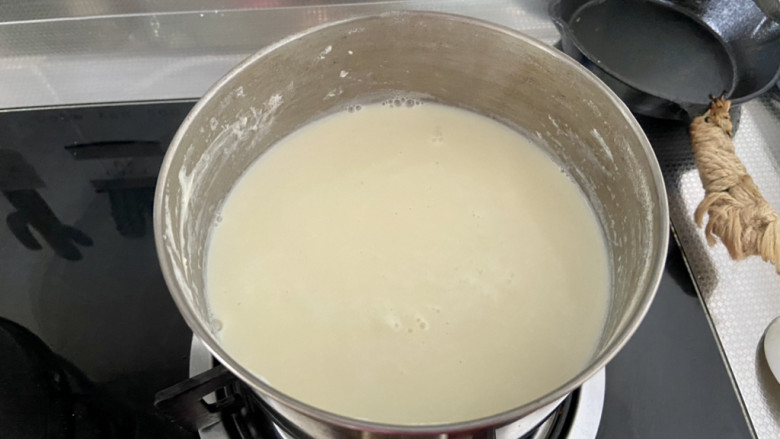 红糖豆腐脑,豆浆大火煮开,撇去浮末,转小火搅拌熬煮3分钟