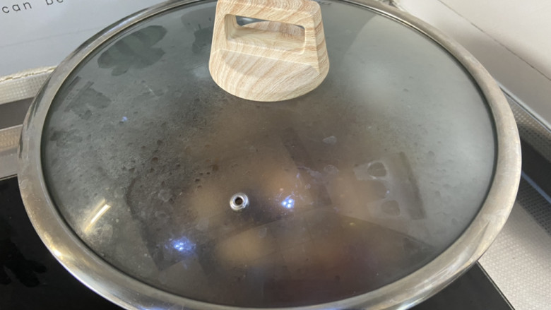 胡萝卜烧排骨,加盖,中小火炖煮30分钟