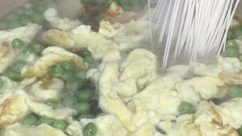 豌豆鸡蛋汤面,放入面条,拌匀煮沸