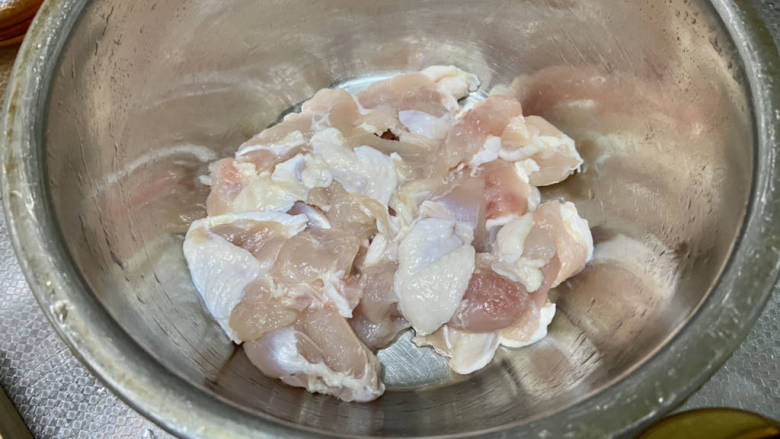 姜葱冬菇蒸滑鸡,清水洗净,厨房纸巾吸干水分备用