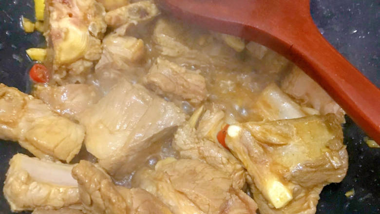 胡萝卜烧排骨,翻炒至排骨两面为半熟状态