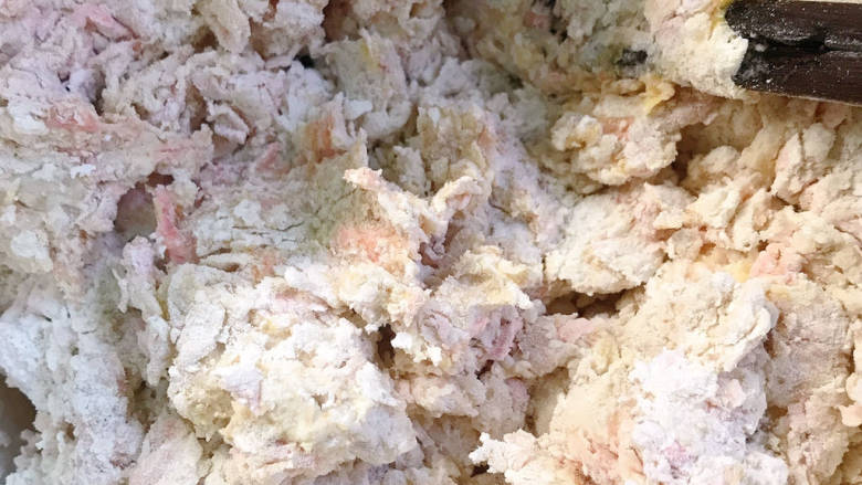 #闹元宵#全麦牛肉包,分次少量加入温水,搅拌成絮状