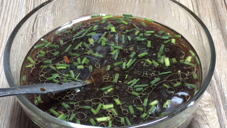 香辣臭干子,再加入剩下的所有调料,和葱花拌匀备用