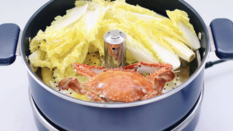 娃娃菜海鲜汤,锅中倒入适量的清水,把娃娃菜和梭子蟹放入锅里。
