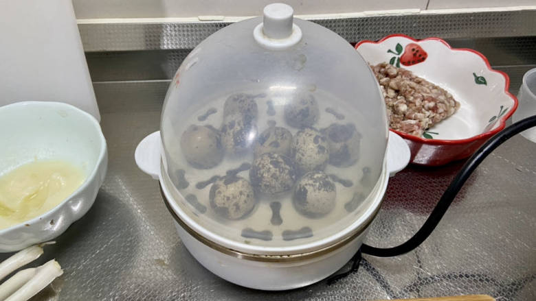 五花肉焖莲藕,鹌鹑蛋用蒸蛋器蒸好,剝壳备用