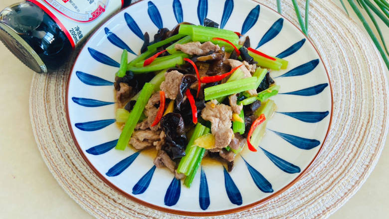 芹菜木耳炒肉丝,鲜香爽口,营养美味家常菜