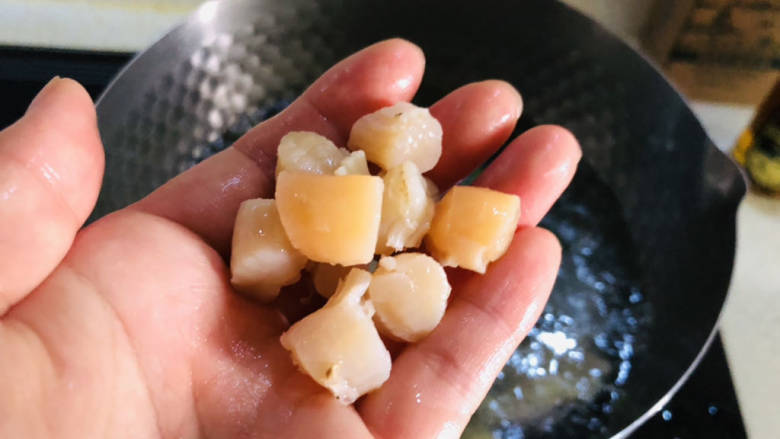 冬瓜瘦肉汤,放入泡好的干贝,加入适量清水。