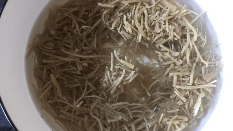 南瓜炖粉丝,用的红薯粉,掰短一点,温水泡软
