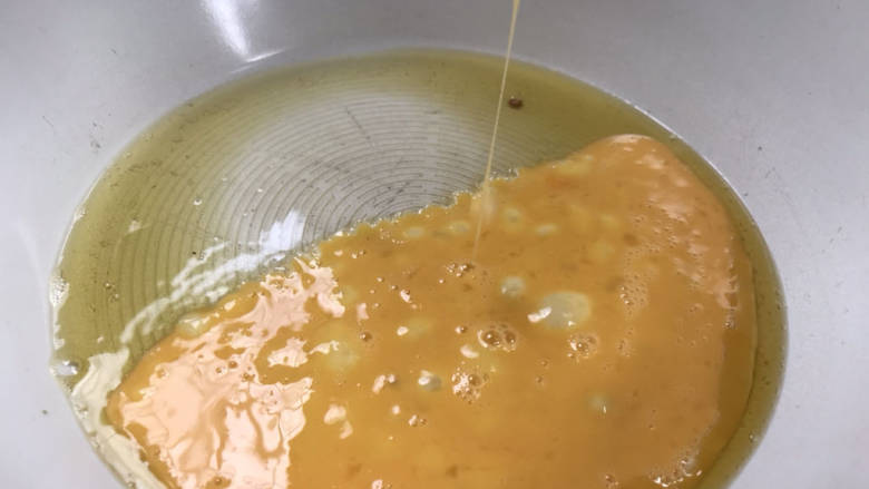 青菜鸡蛋面,起锅热油,放入蛋液,炒至成块