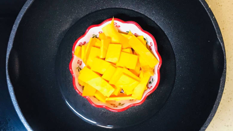 田园南瓜饼,加入锅里,隔水蒸熟