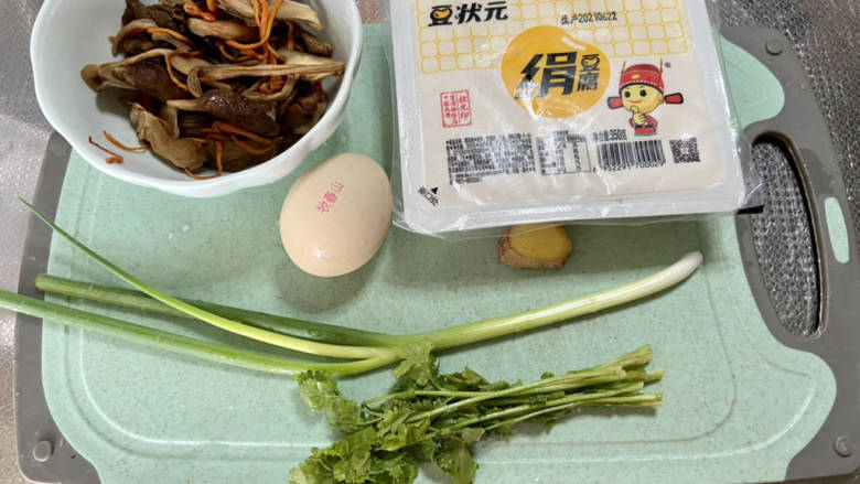 豆腐蛋花汤➕杂菌豆腐蛋花汤,食材合照：绢豆腐一盒，谷物鸡蛋一个，泡发好的杂菌适量，<a style='color:red;display:inline-block;' href='/shicai/ 157'>小葱</a>一根，<a style='color:red;display:inline-block;' href='/shicai/ 37'>姜</a>一小块，<a style='color:red;display:inline-block;' href='/shicai/ 131'>香菜</a>一颗