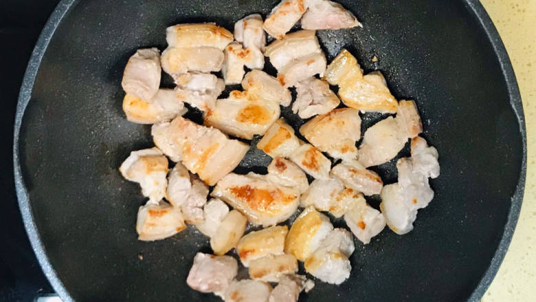 香酥五花肉,翻过来,继续煎至金黄色,同时逼出肥油