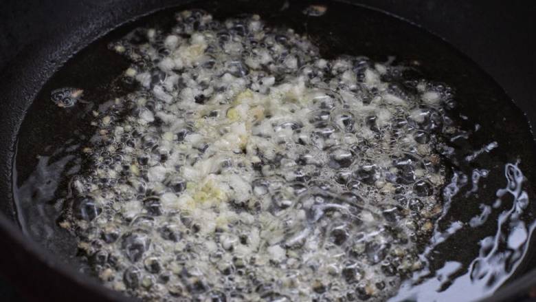 肉酱拌面,锅中倒适量食用油烧至五成热,把姜、蒜末放进去小火炒出香味。